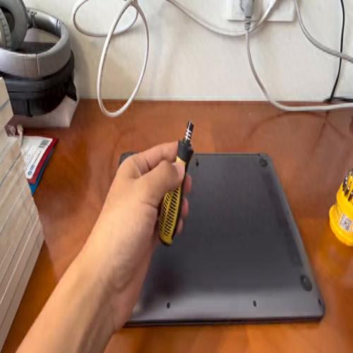 拆解荣耀magicbook笔记本电脑，清灰更换硅脂温度改善。