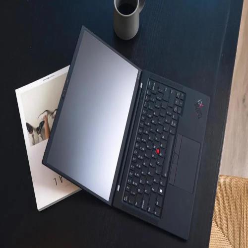 经典“小红帽”设计并未缺席 ThinkPad X1 Carbon 2022性能抗打