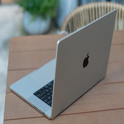 新款MacBook强无敌？对比新款Win独显轻薄本，体验有多少差距？